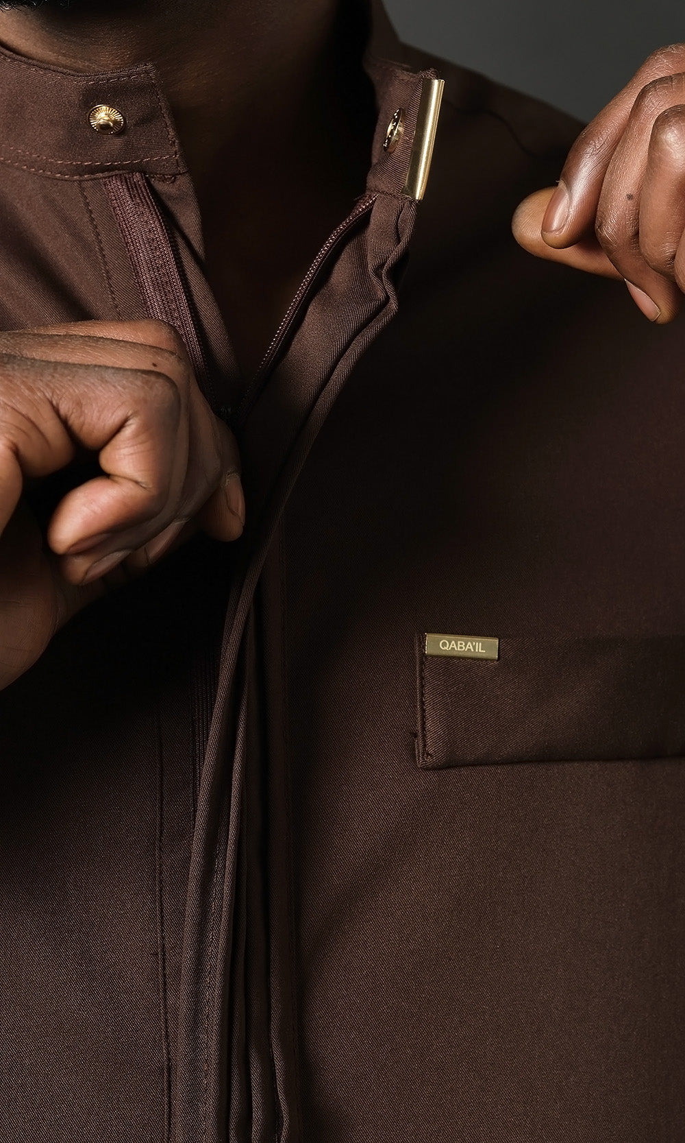 QL Qamis Bey au café