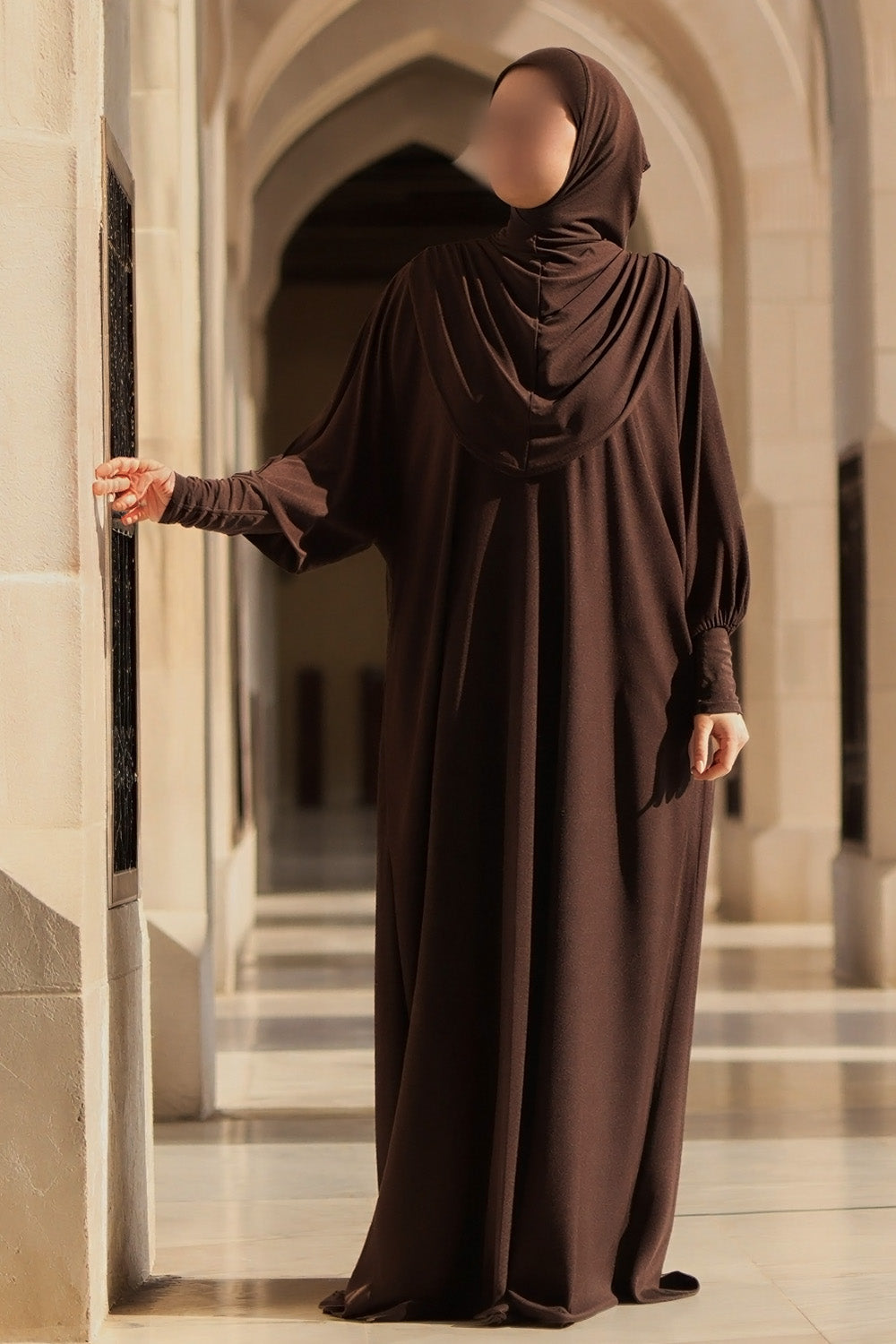Abaya SB AS016 à hijab intégré et manches chauve-souris décontractées, couleur marron foncé